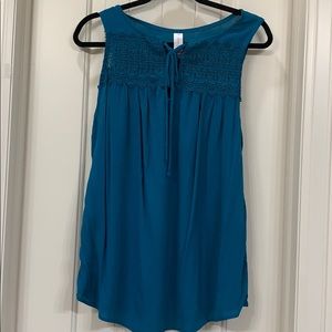 Sleeveless teal blue top